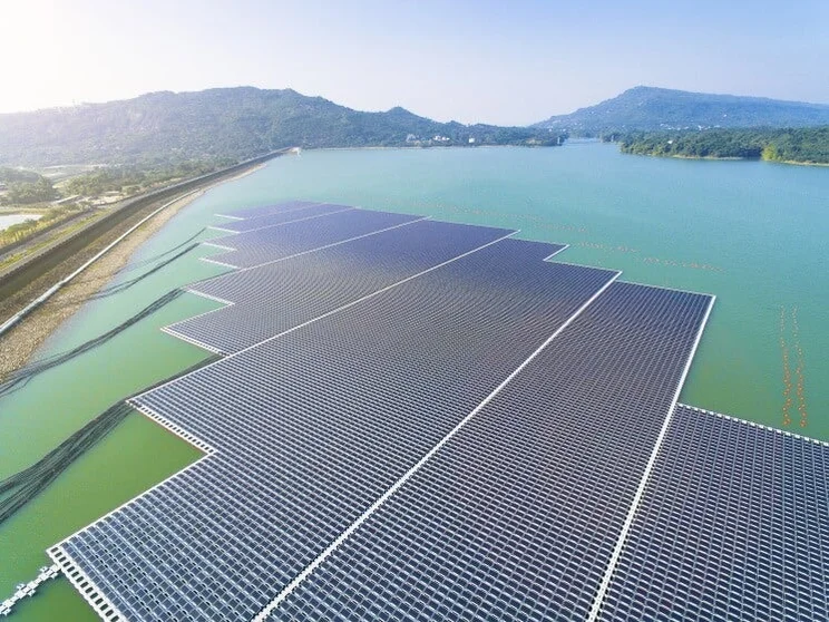 floating solar panel farm